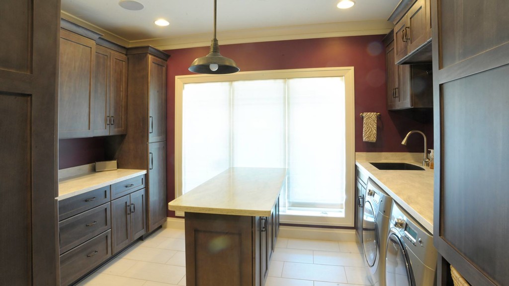 laundry room design with island